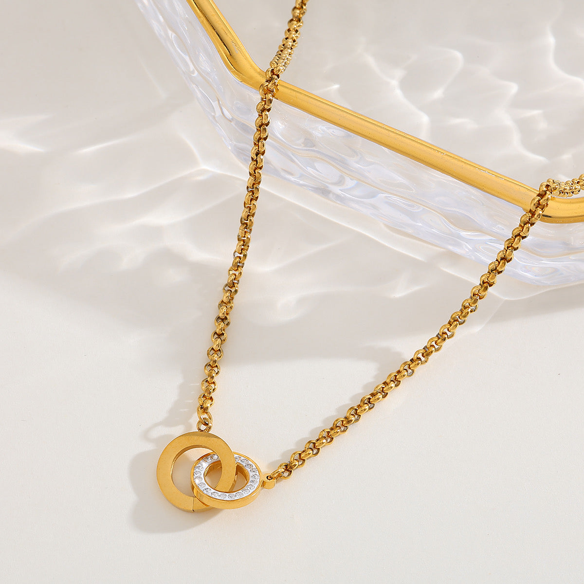 Collar dije circular, dorado. Acero inoxidable