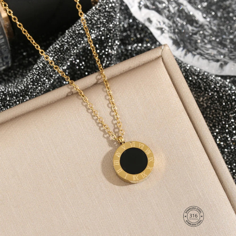 Cadena dije circular con números romanos, dorado. Acero inoxidable.