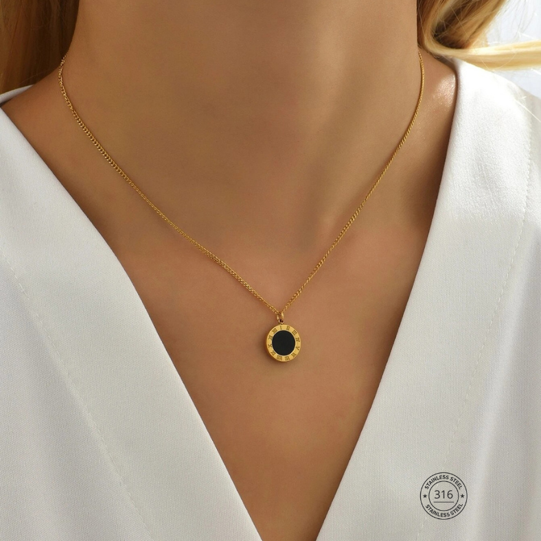 Cadena dije circular con números romanos, dorado. Acero inoxidable.