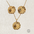 Set collar y aretes dorados. Acero inoxidable