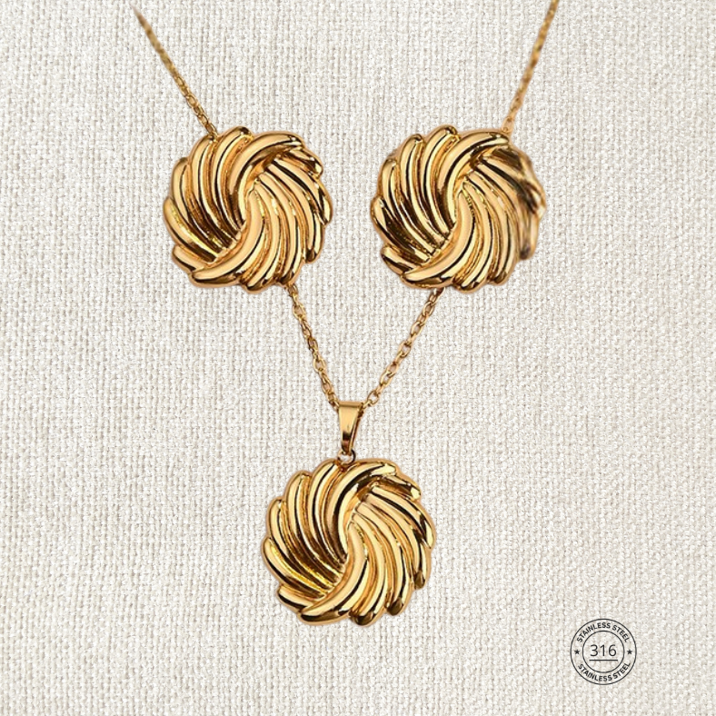 Set collar y aretes dorados. Acero inoxidable