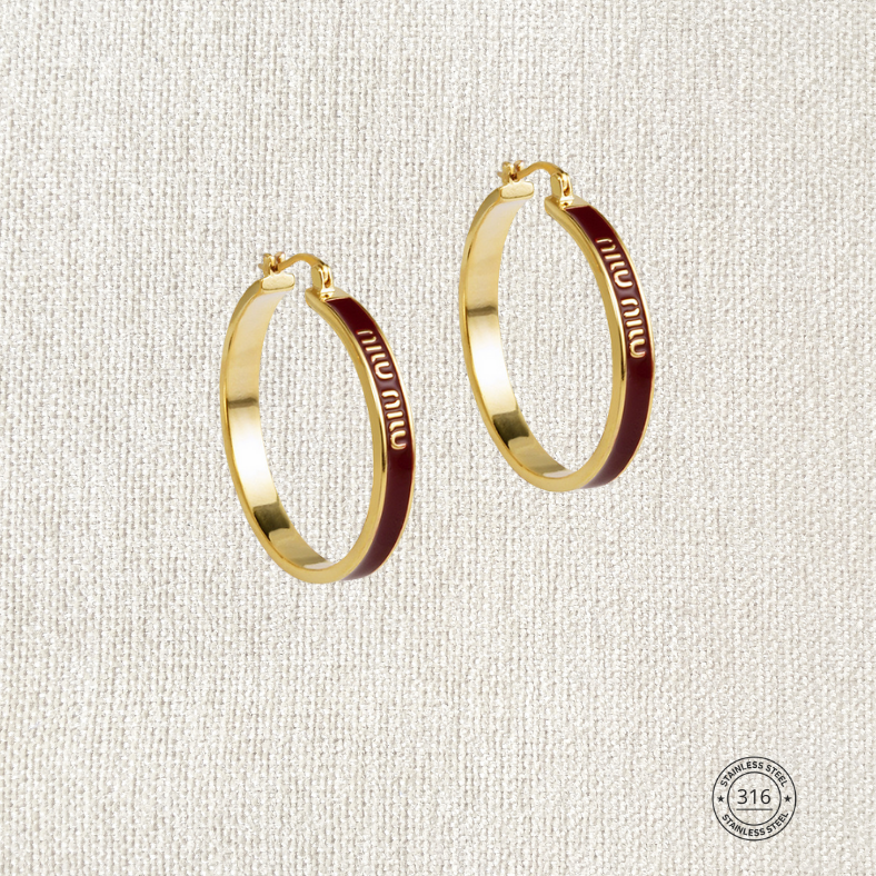 Arracadas doradas con guinda. Acero Inoxidable