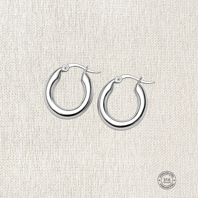 Arracada plateada chica. Acero inoxidable.