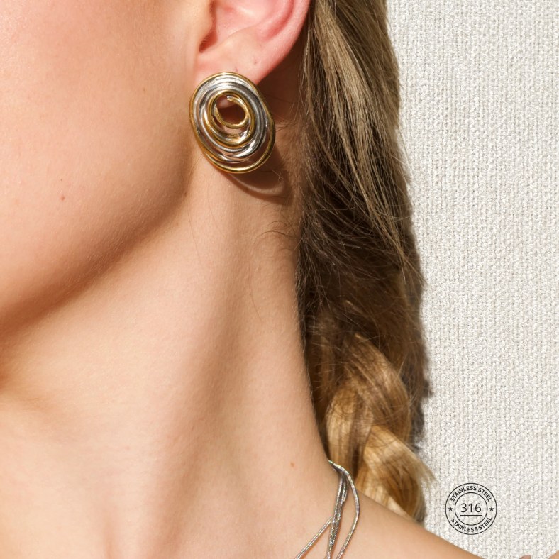 Aretes ovalo, dorado con plateado. Acero inoxidable.