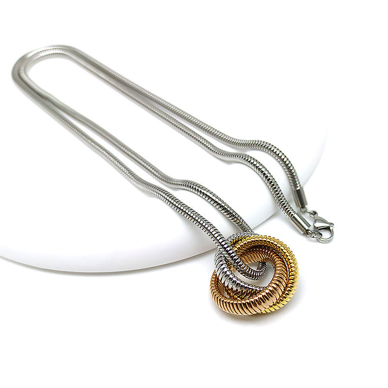 Cadena con dije tricolor. Acero Inoxidable