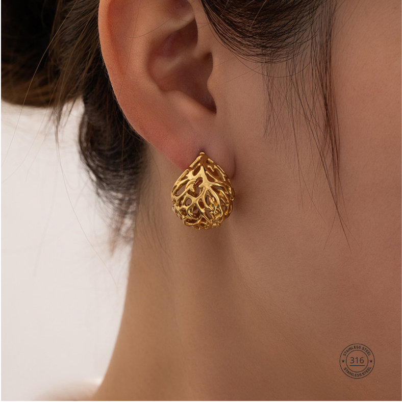 Arete tipo gota, dorado,  acero inoxidable.